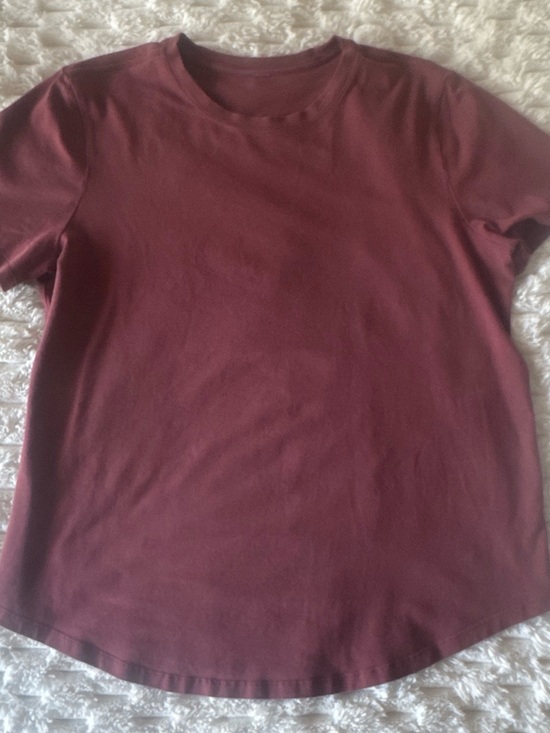 lululemon athletica Tops - lululemon athletica curved hem Short Sleeve Tee in Burgundy